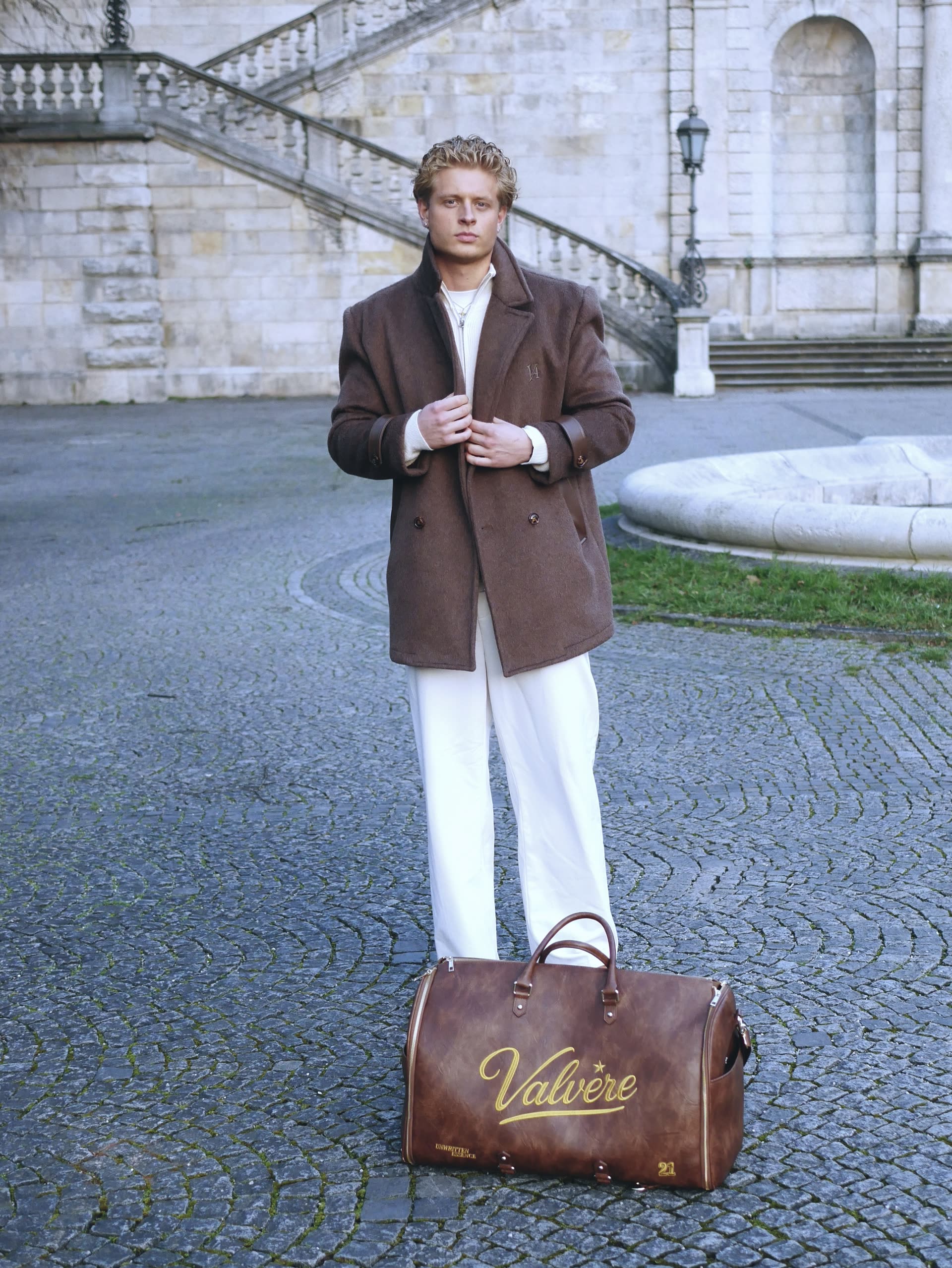 Niklas mit der Valvère Reisetasche vor klassischer Architektur